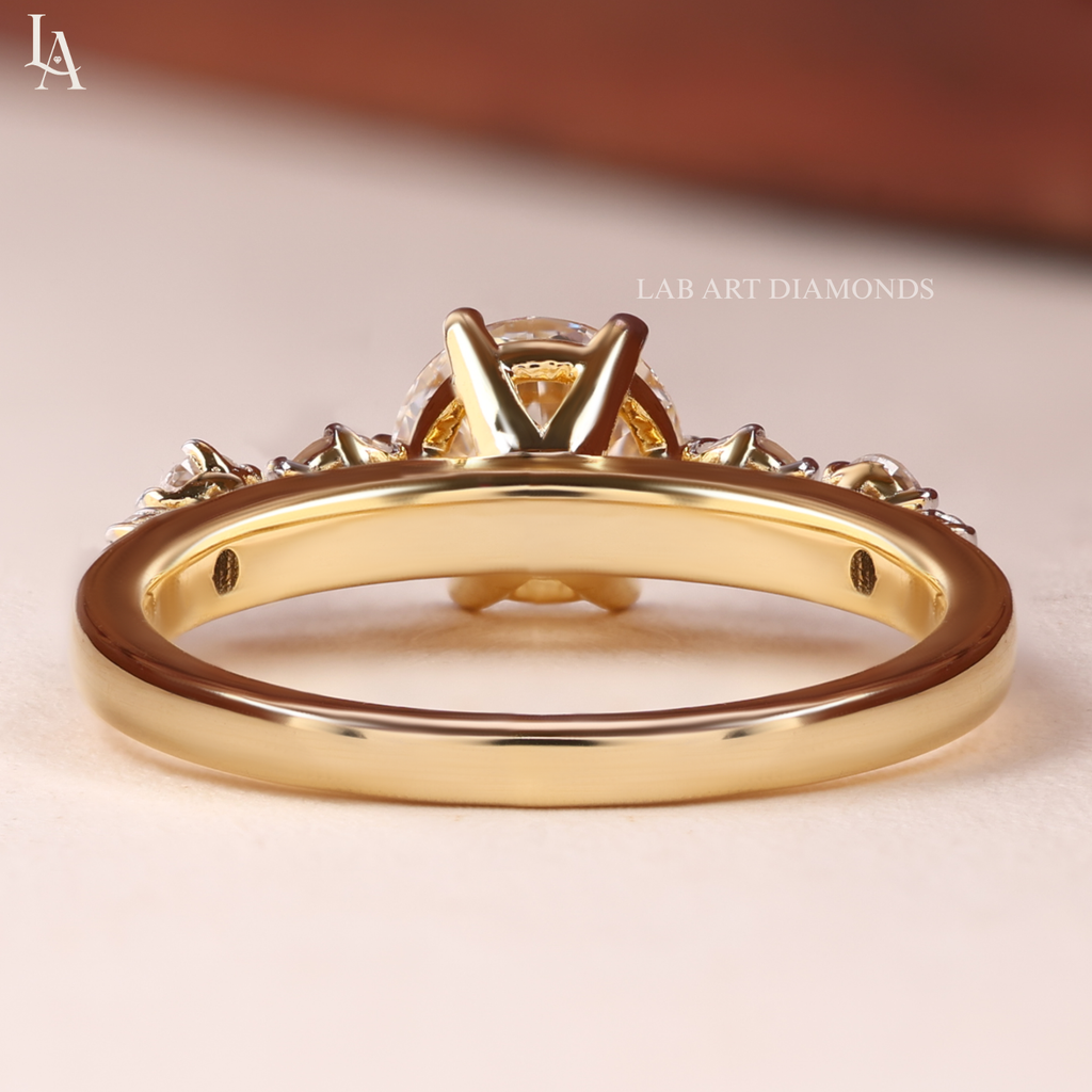 Round Cut Graduated Side Stone Engagement Ring