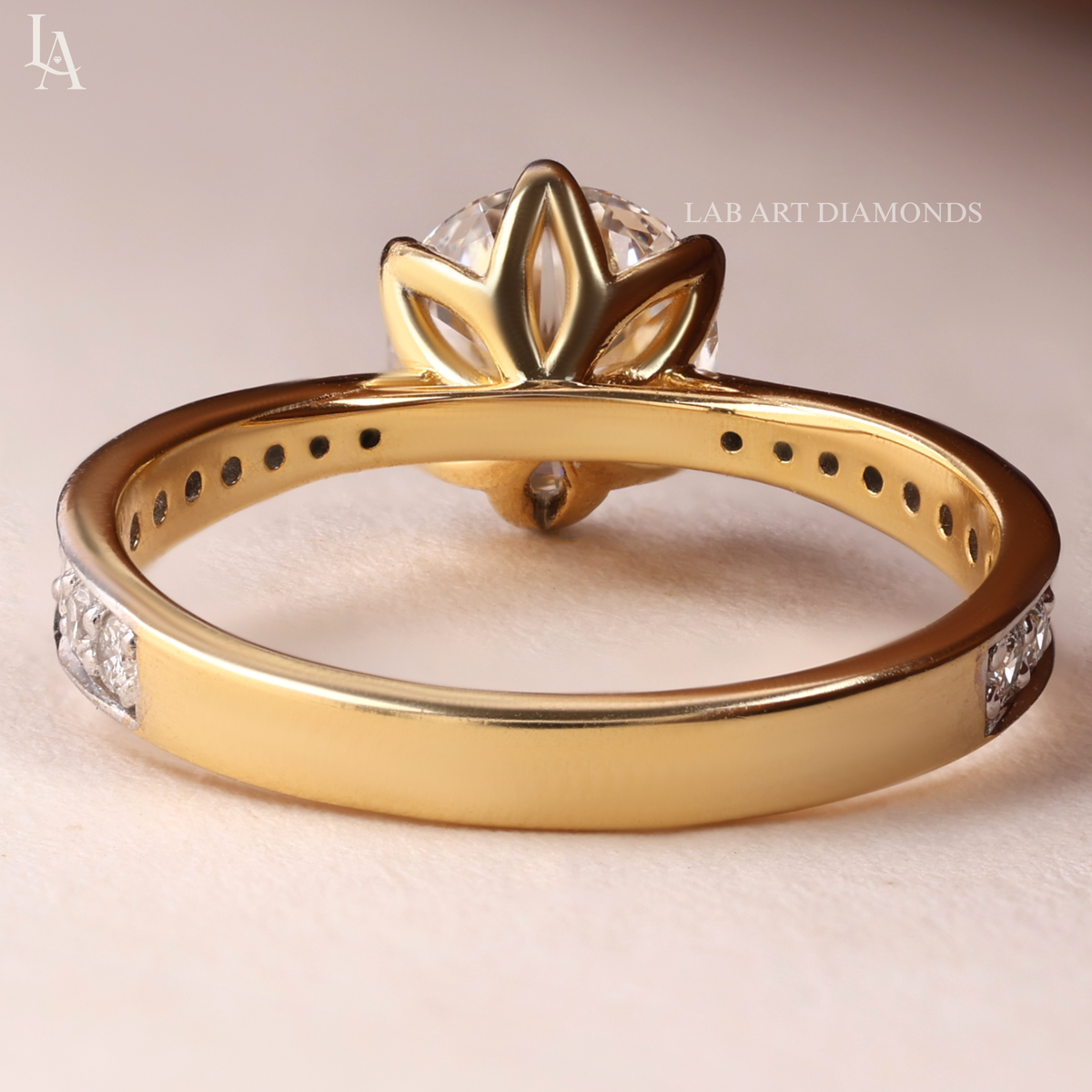 Round Cut Solitaire Engagement Ring