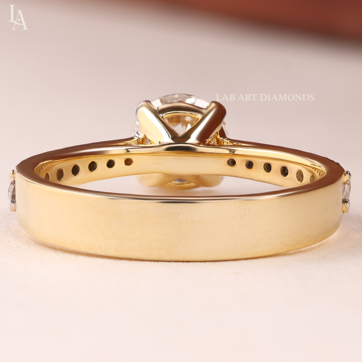 Round Cut Engagement Ring