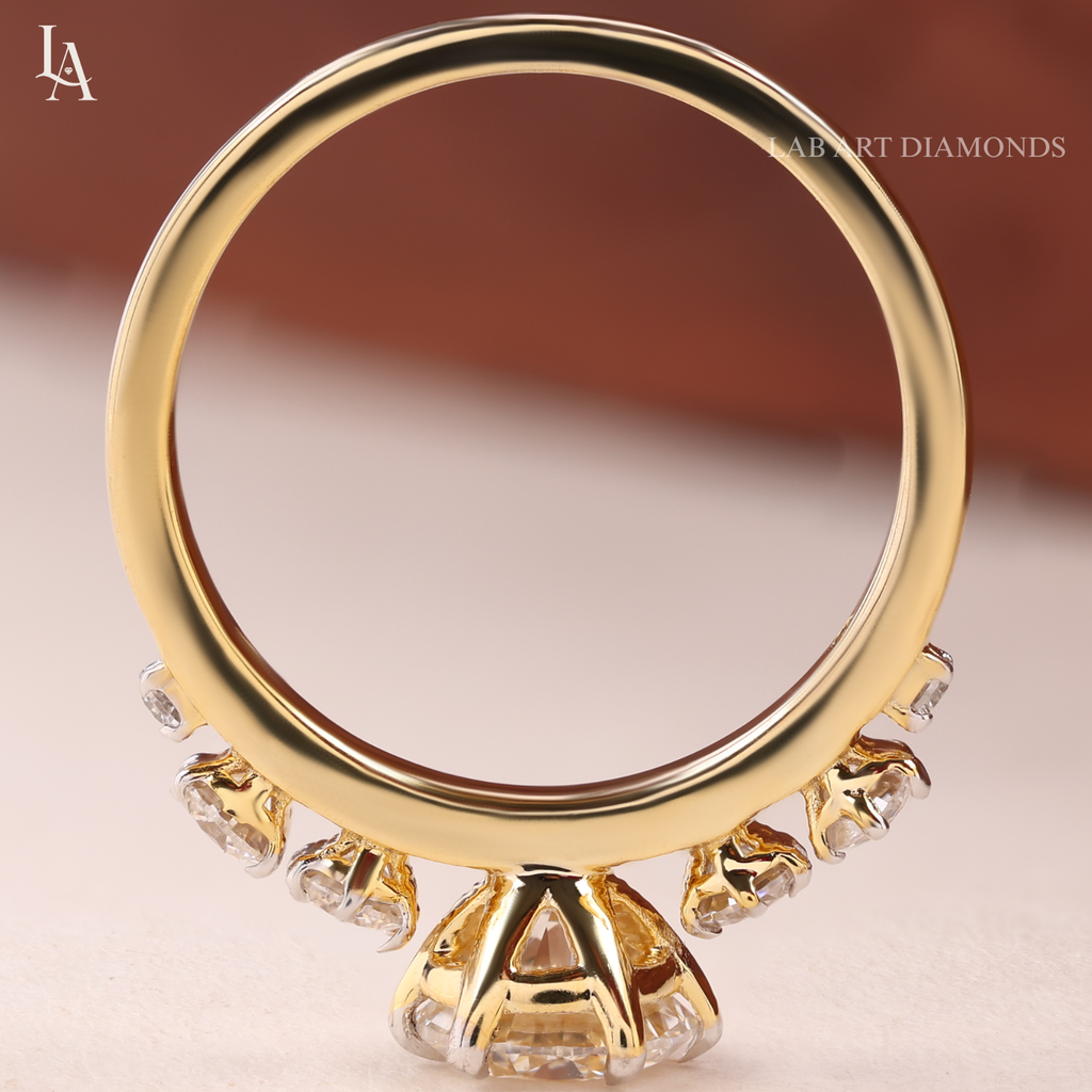 Round Cut Graduated Side Stone Engagement Ring