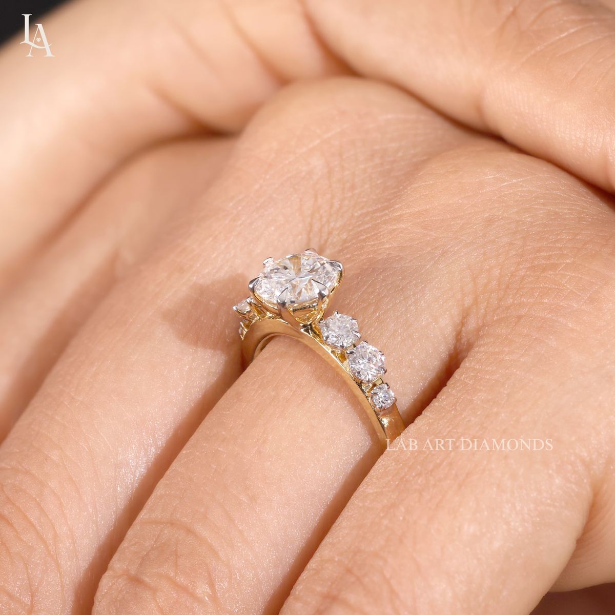 Round Cut Graduated Side Stone Engagement Ring