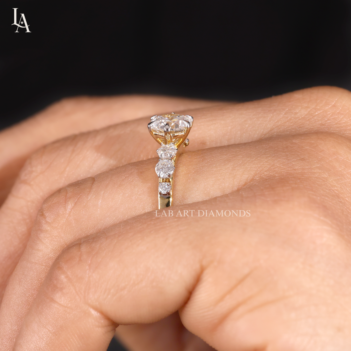 Round Cut Graduated Side Stone Engagement Ring